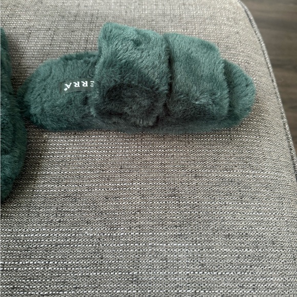 Slippers - Picture 2 of 4